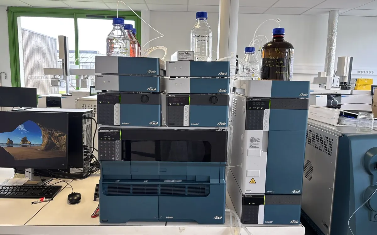 Équipement de chromatographie liquide et flacons de laboratoire